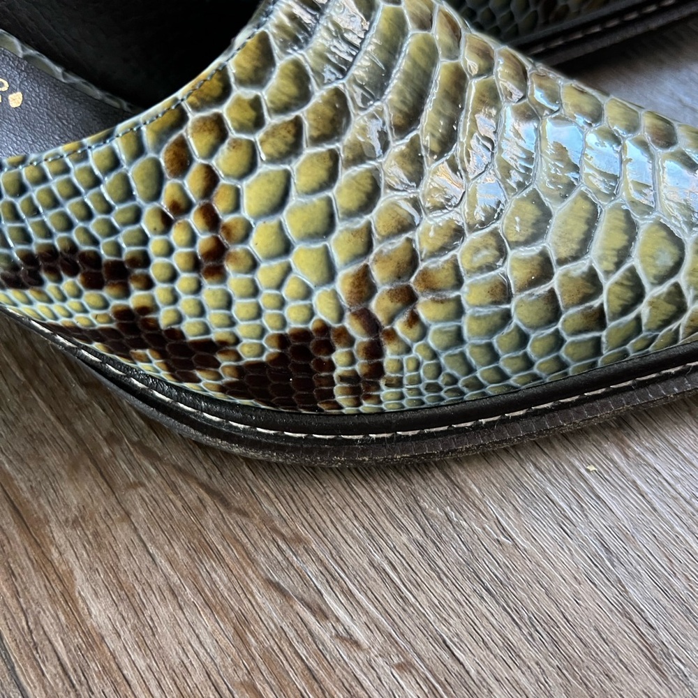 Donald J. Pliner Green Snakeskin Pointed Toe Mule - Picture 3 of 9